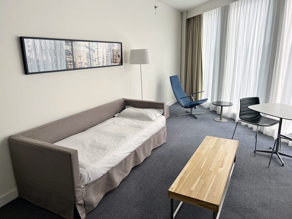 Livingroom with couch at DoubleTree Amsterdam Centraal