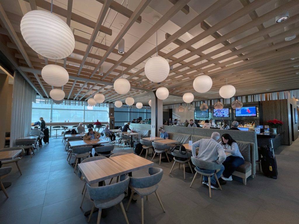 DCA Concourse E Admirals Club bar seating